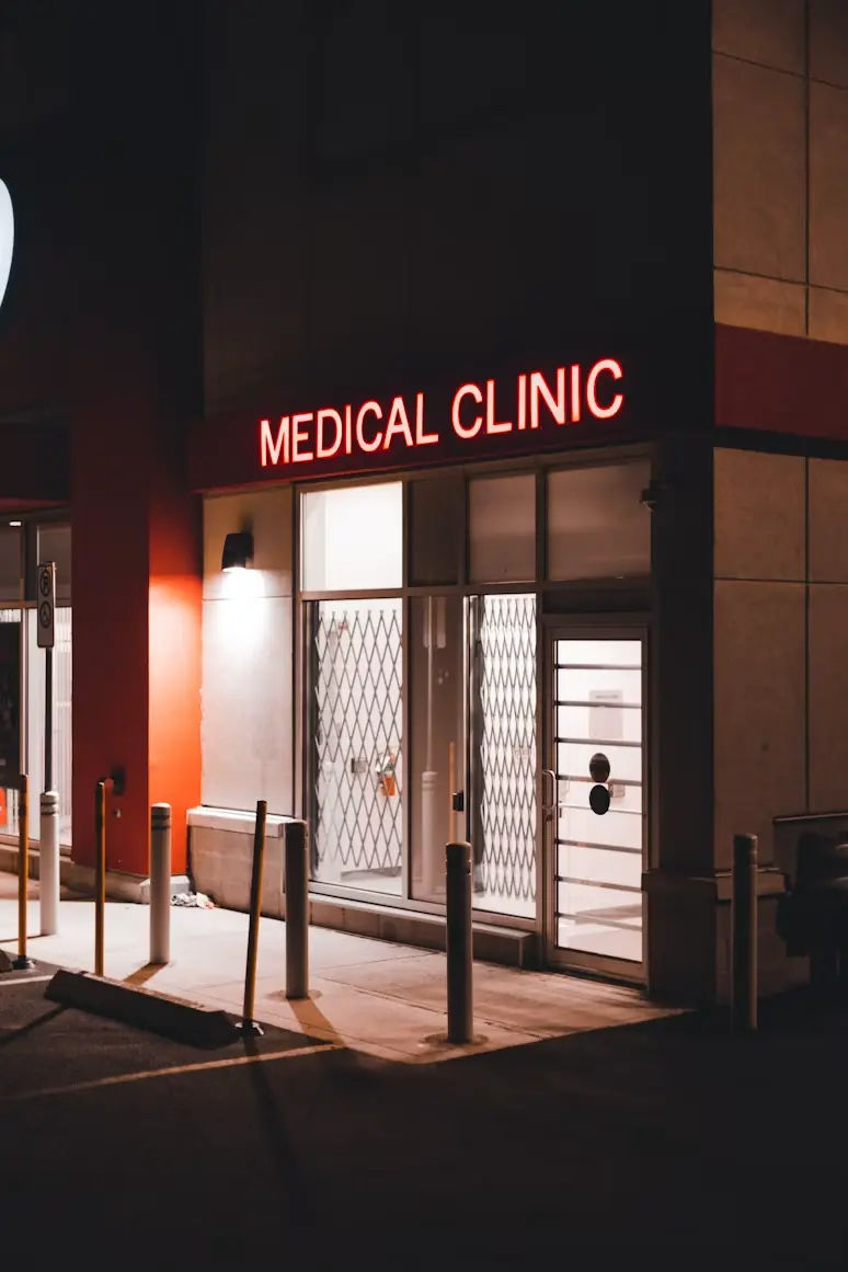 budynek kliniki medycyny, na fasadzie budynku różowy napis medical clinic